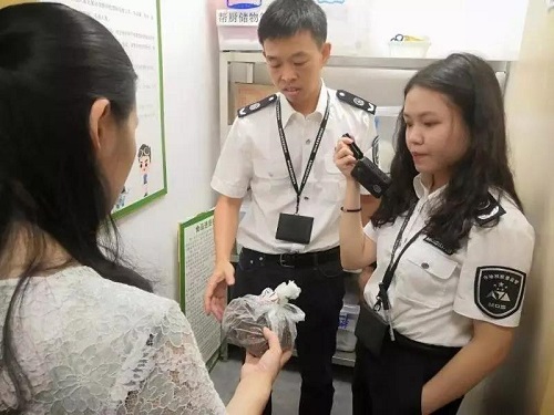市场监管局执法检查龙岗一高价幼儿园无证经营食品，中兵康佳全程在线！